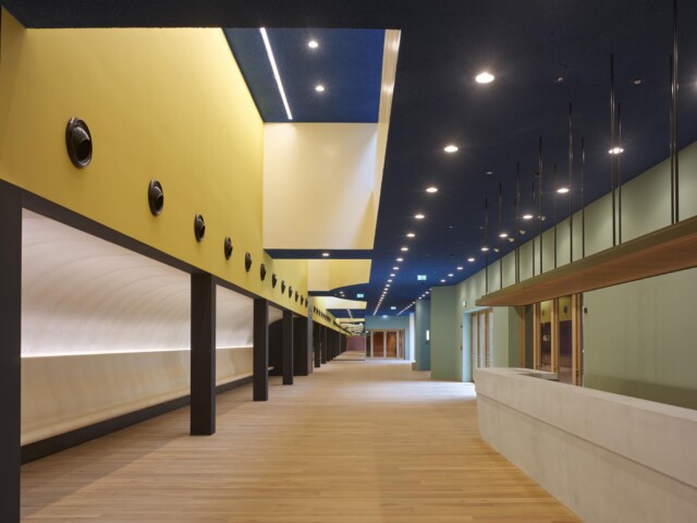 Das Foyer des Münchner Volkstheaters mit einladender Farbgestaltung und Lichtkonzept. © Roland Halbe